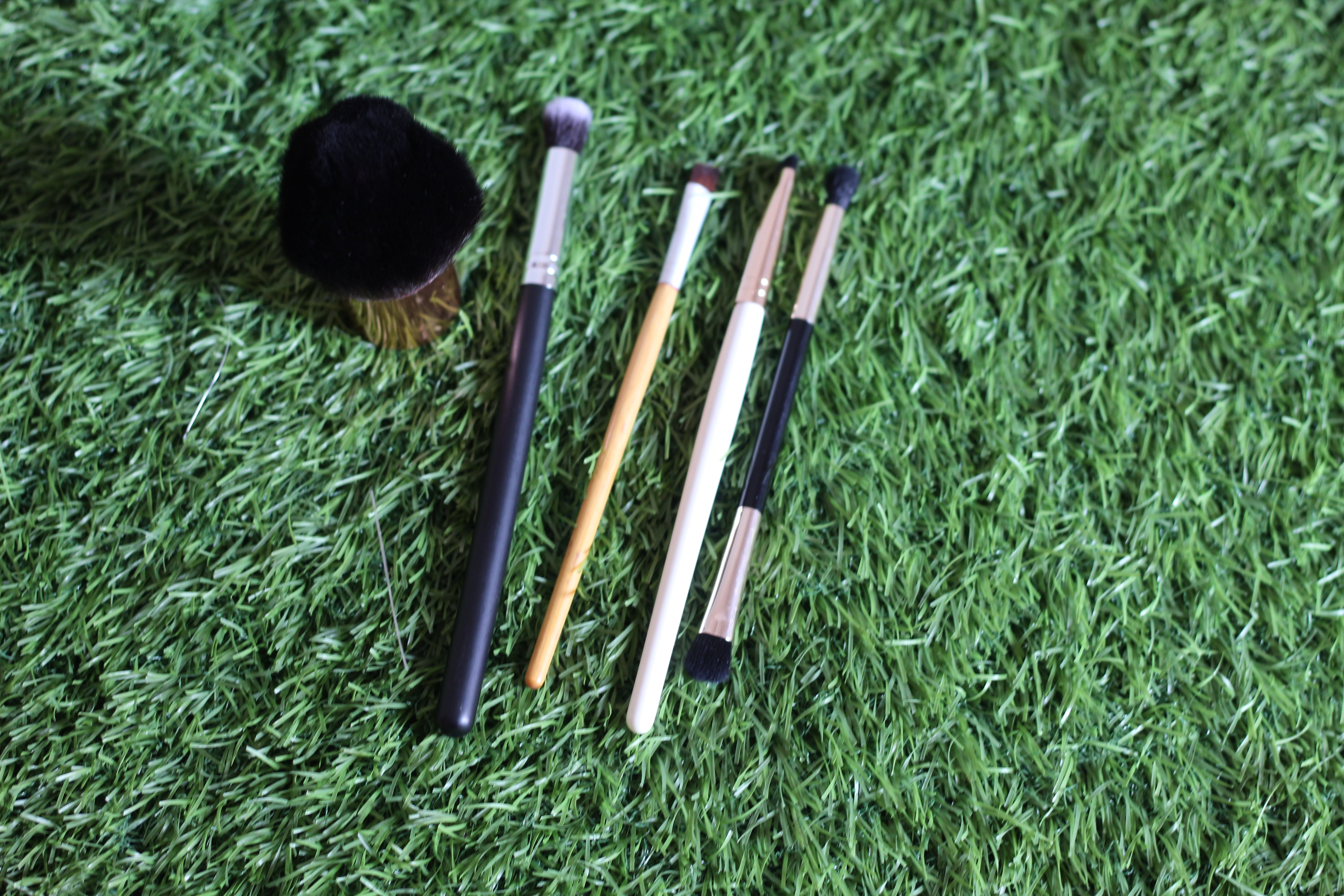 FIVE EYE SHADOW MAKE-UP PLUS PUFF BRUSHES SET